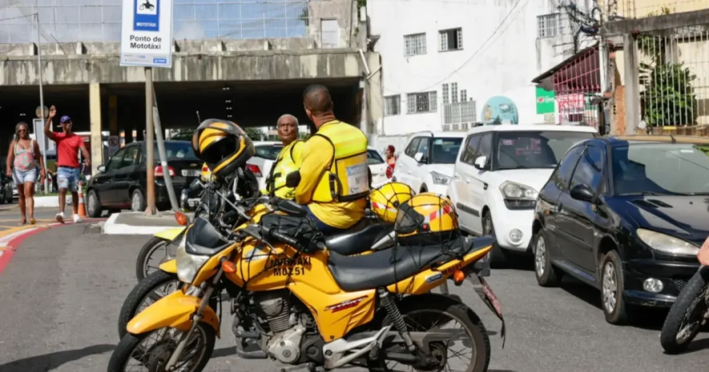 Salvador oferece 300 oportunidades para mototaxistas atuarem de forma legal