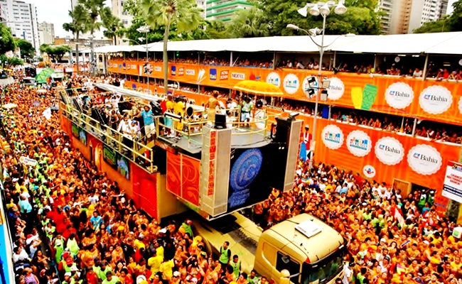 Projeto prevê multa para uso considerado ofensivo de símbolos cristãos no Carnaval de Salvador
