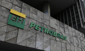 Petrobras anuncia redução no preço da gasolina para distribuidoras