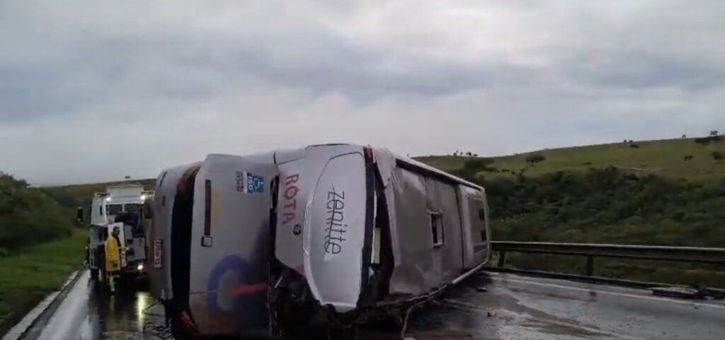 Ônibus tomba na BR-116 em Irajuba e deixa ao menos 14 feridos
