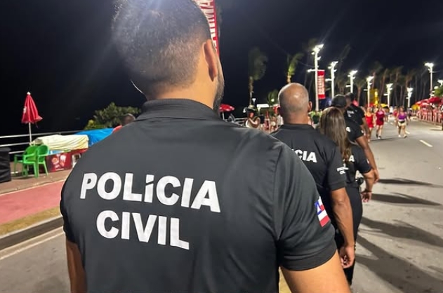Homem é preso após agredir investigadores durante ação policial no Carnaval