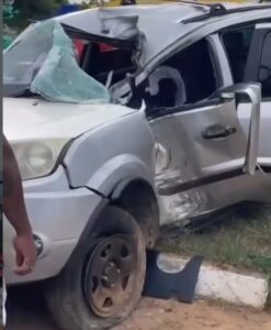 Carro atinge poste e mobiliza grande operação de socorro
