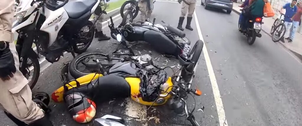 Dois policiais militares ficam gravemente feridos após acidente de moto