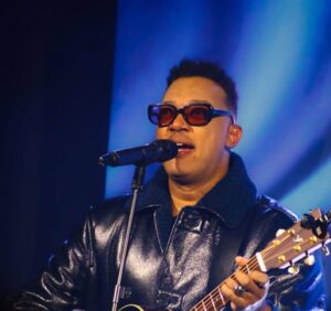 Cantor gospel Marquinhos Gomes sofre queda durante apresentação em evento