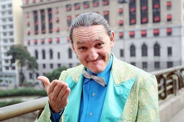 Humorista Marquito sofre acidente de moto após mal súbito em São Paulo