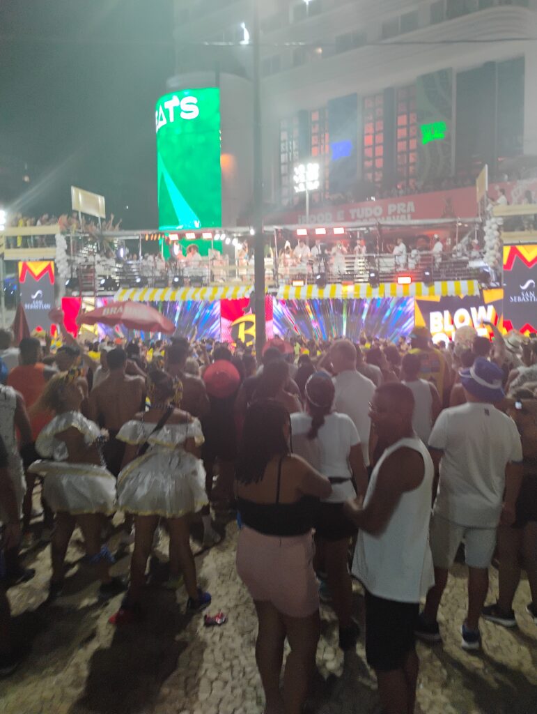 Léo Santana e Tomate arrastam multidão e agitam a Avenida Dodô no Carnaval de Salvador 2026