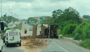 Caminhão carregado de minério tomba e causa lentidão na BR-324, em Salvador