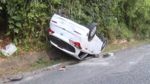 Veículo capota em Salvador após perda de controle