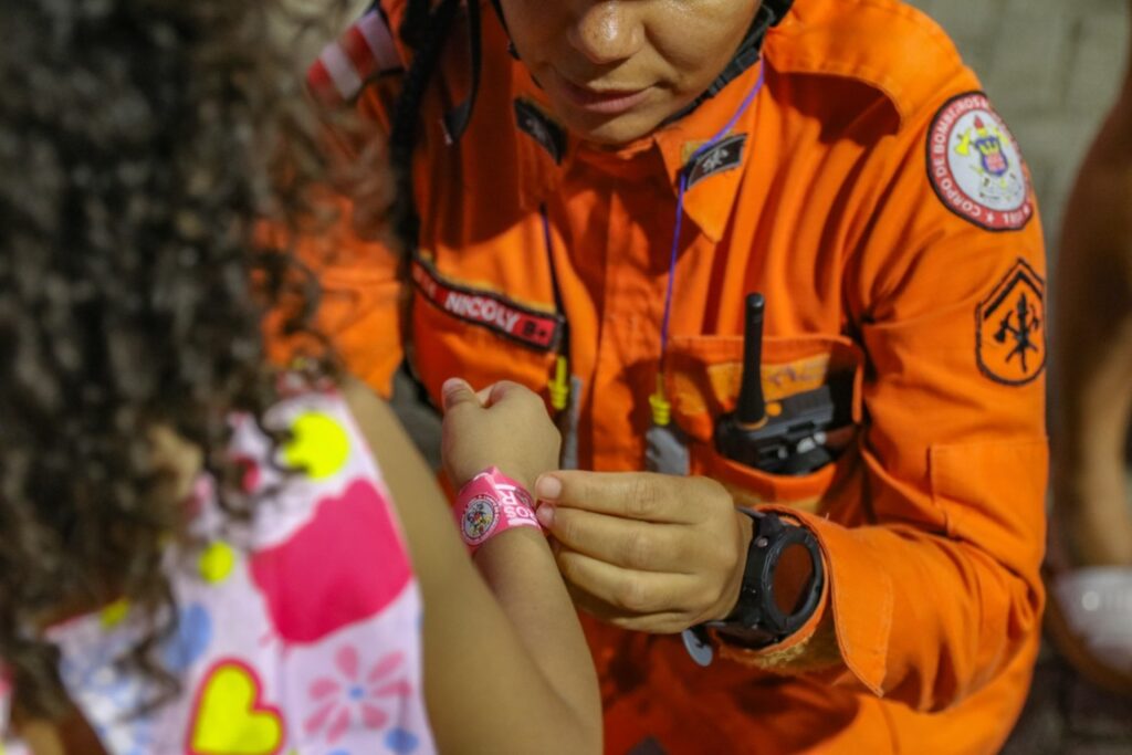 Pulseiras de identificação reforçam segurança de públicos vulneráveis no Carnaval 2026