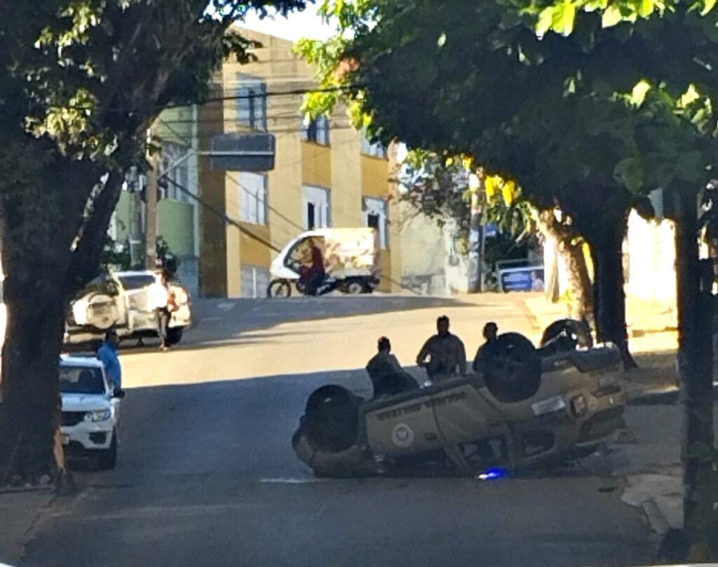 Acidente envolvendo viatura da PM deixa ferido no bairro da Vila Laura, em Salvador