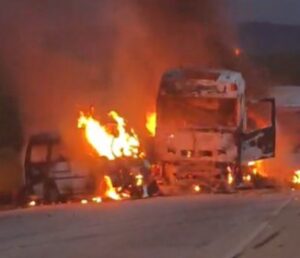 Colisão envolvendo van e caminhões provoca morte de dois homens na BA-262