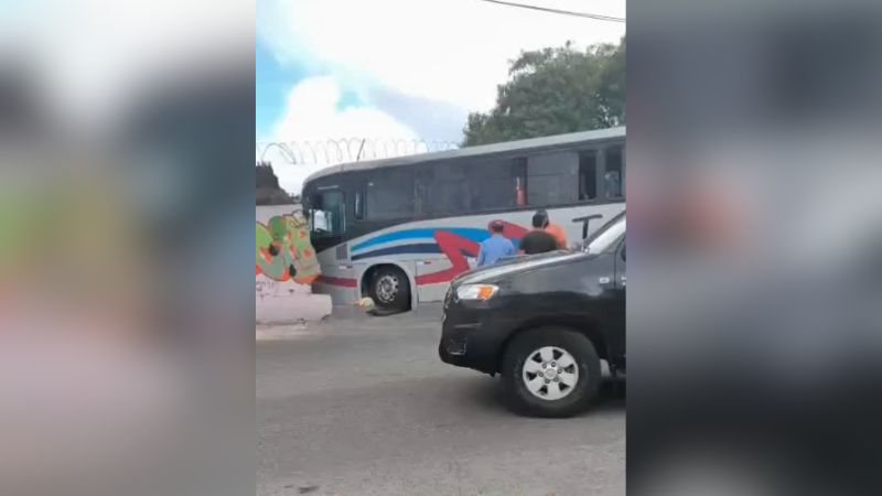 Ônibus a serviço da limpeza urbana se envolve em acidente na BR-324, em Salvador