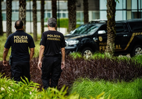 PF cumpre mandados em condomínio de luxo no Horto Florestal em operação que apura desvio de recursos