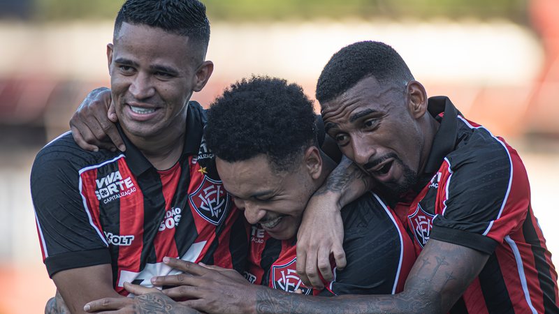 Esporte Clube Vitória goleia Galícia Esporte Clube, garante vantagem na semifinal do Campeonato Baiano e mantém embalo no Barradão