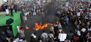 Protestos no Paquistão deixam mortos e feridos após anúncio sobre líder iraniano