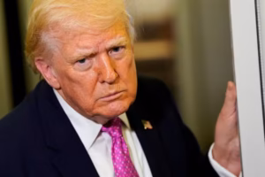 Trump considera reduzir conflito com Irã mesmo com bloqueio no Estreito de Ormuz