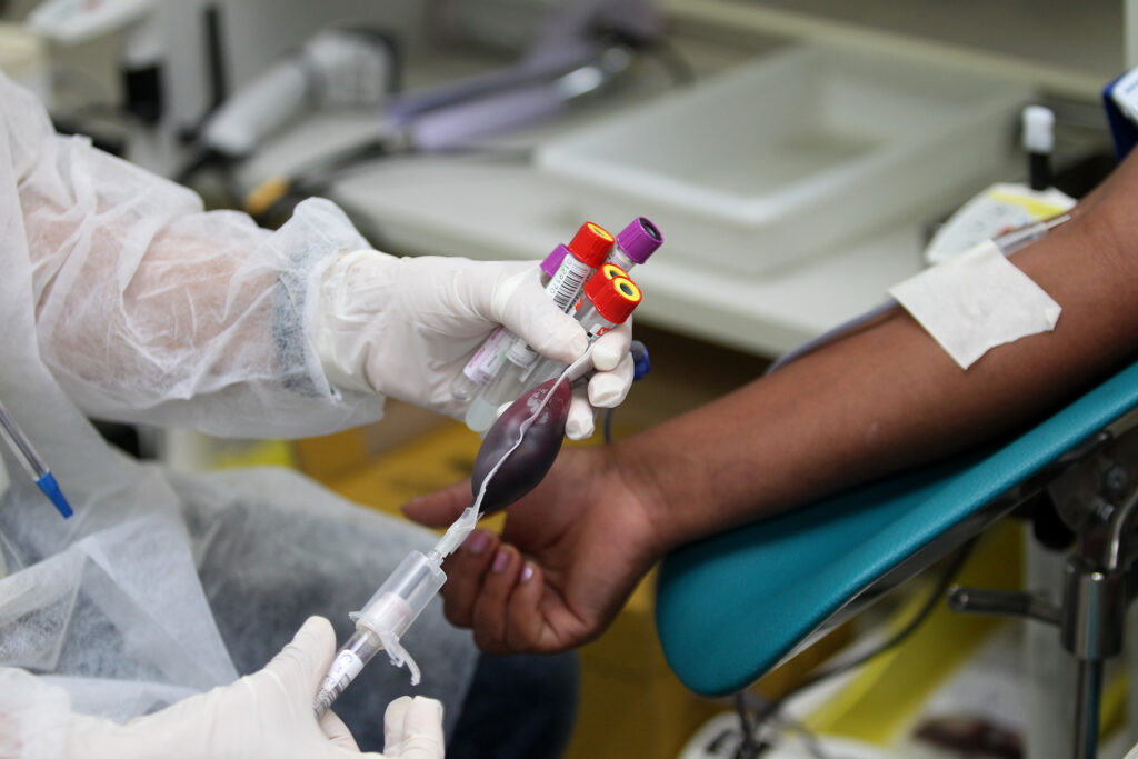 Testemunhas de Jeová flexibilizam regra sobre uso do próprio sangue em procedimentos