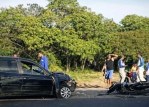 Acidente entre carro e motocicleta deixa quatro pessoas feridas na Linha Verde.