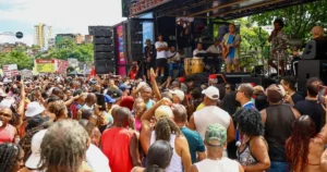 Chuva não afasta público e pipoca anima aniversário de Salvador no Dique