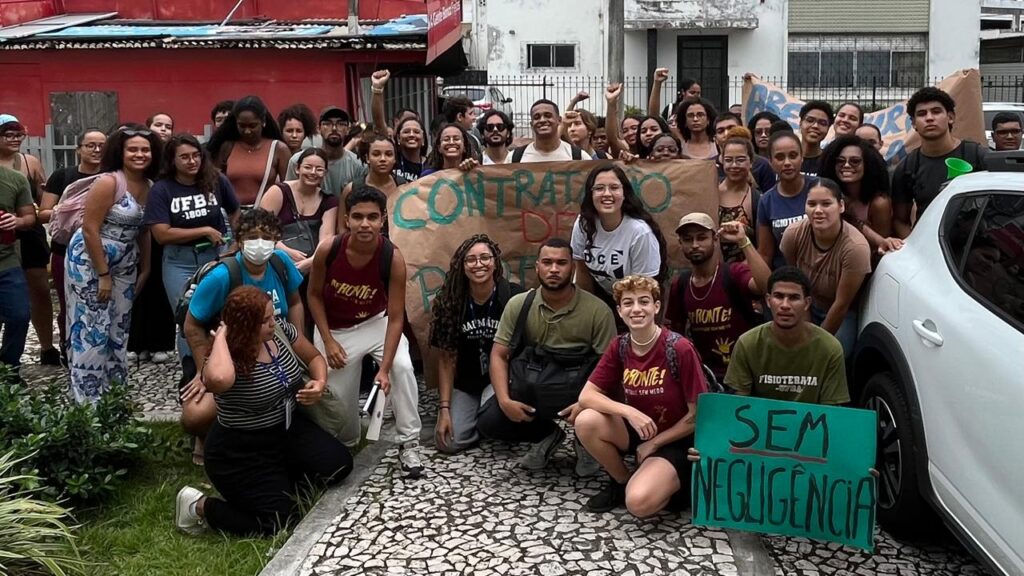 Estudantes da UFBA realizam mobilização contra falta de professores no curso de fisioterapia