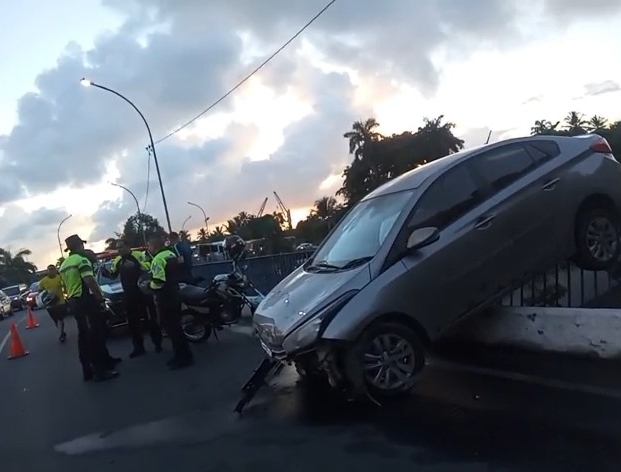 Carro fica suspenso em grade na entrada de túnel em Salvador; outros acidentes marcam a tarde na região metropolitana