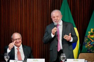 Lula anuncia saída de ministros e confirma Geraldo Alckmin como vice em chapa para reeleição
