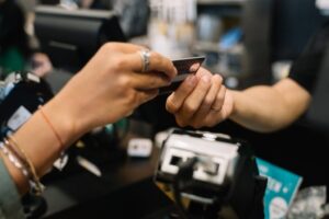 Juros do cartão de crédito sobem e pressionam orçamento das famílias