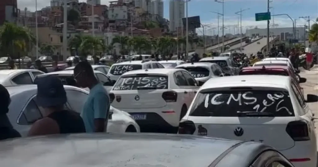 Mototaxistas e motoristas por app protestam por redução do ICMS em Salvador