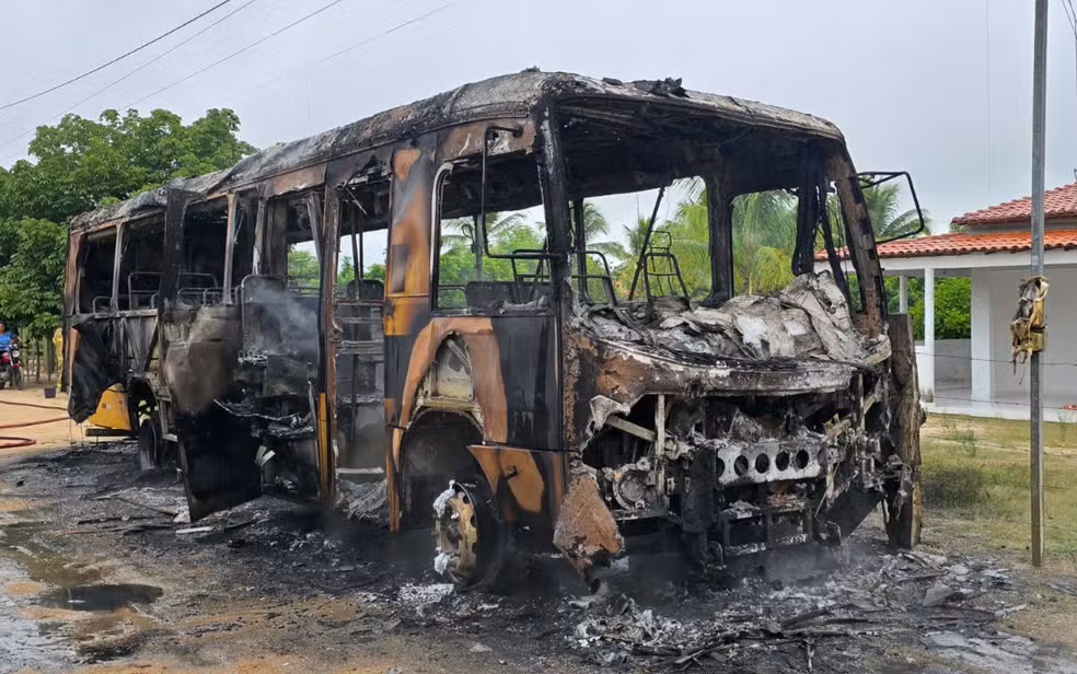 Ônibus escolar é destruído por incêndio na zona rural de Barrocas