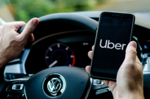 Uber amplia função “Uber Mulher” e passageiras poderão solicitar viagens com motoristas femininas.