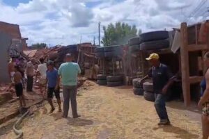 Bebê e criança ficam feridos após caminhão atingir casas no oeste da Bahia
