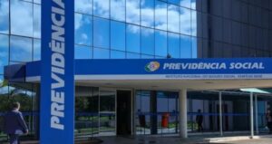 Governo exonera presidente do INSS e nomeia nova gestora para o cargo