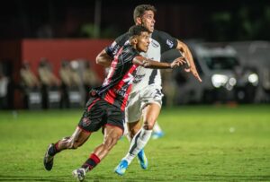 Vitória e Corinthians empatam sem gols em jogo de pouca inspiração no Barradão