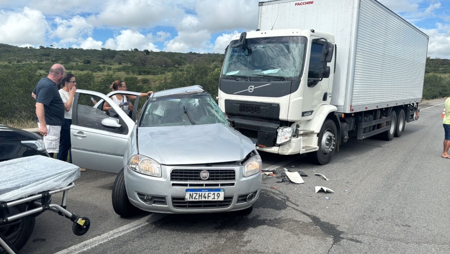 Idosa morre e três pessoas ficam feridas em colisão entre carro e caminhão na BR-116, no Vale do Jiquiriçá