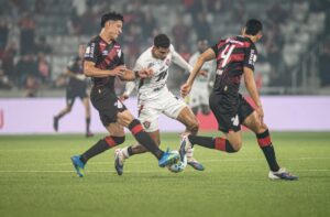 Vitória abre o placar, mas sofre virada do Athletico-PR no fim e perde fora de casa