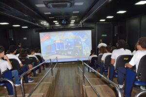 Cinema itinerante da PRF percorre cidades da Bahia com ações educativas no trânsito