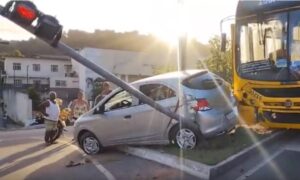Ônibus bate em carro e derruba sinaleira em São João do Cabrito, em Salvador