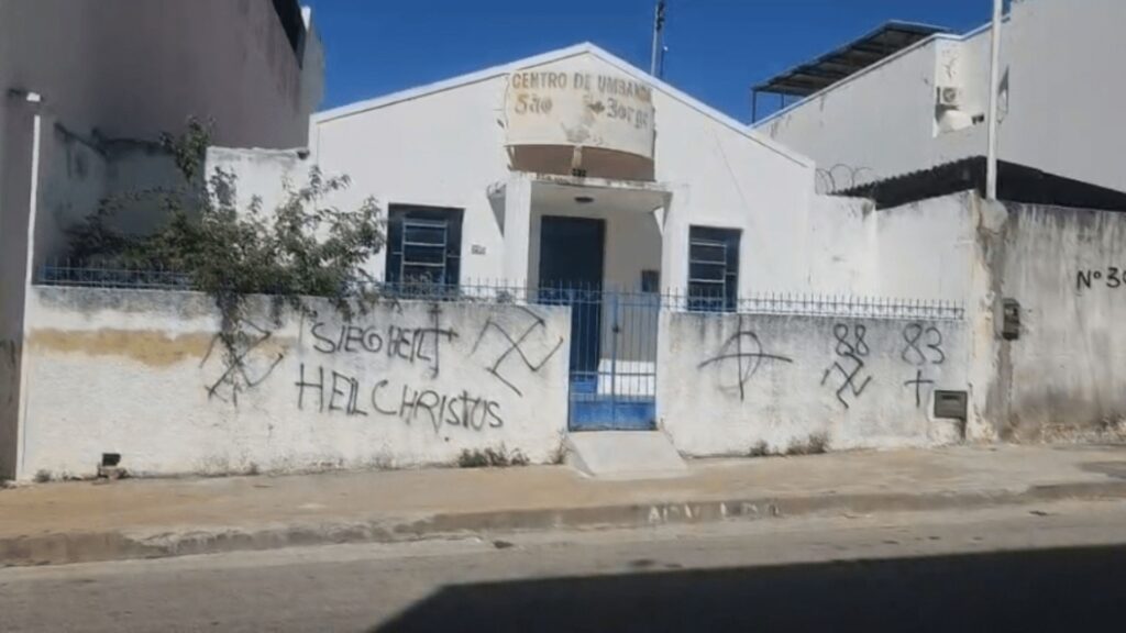Centro de Umbanda é vandalizado com símbolos nazistas na Bahia