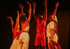 Bando de Teatro Olodum apresenta espetáculo gratuito em Salvador neste sábado