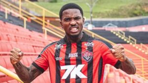 Vitória antecipa compra de zagueiro e garante titularidade contra o Corinthians