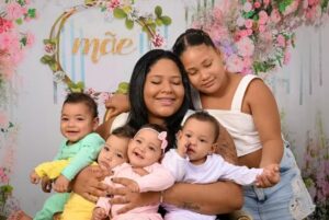 Mãe de quadrigêmeos celebra Dia das Mães com rotina intensa e desafios no interior da Bahia
