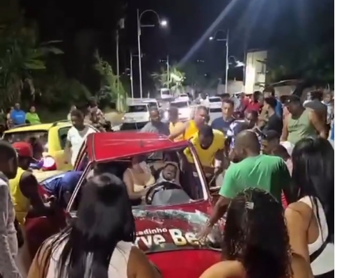 Acidente entre dois carros deixa vítima presa às ferragens em São Francisco do Conde