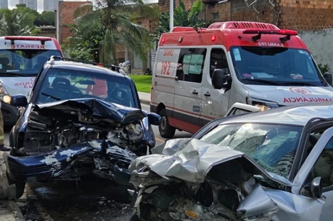 Colisão entre carros deixa uma pessoa morta e dois feridos em Salvador