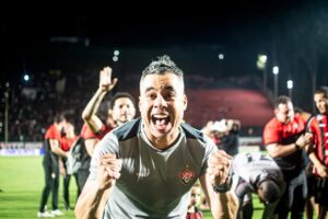 Vitória atropela o Coritiba no Barradão e vence por 4 a 1 no Brasileirão