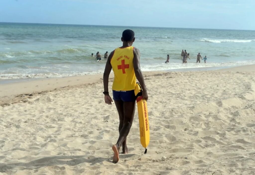 Pai morre afogado após salvar filho em praia de Salvador; criança é resgatada sem ferimentos