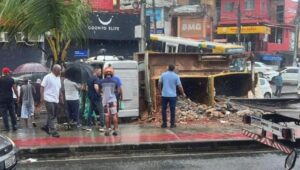 Caçamba tomba e provoca congestionamento no Subúrbio de Salvador