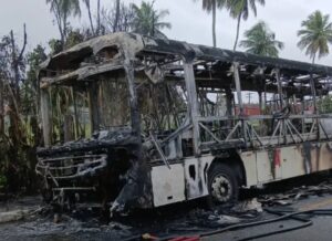 Ônibus pega fogo em Camaçari e mobiliza bombeiros; não há feridos