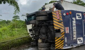 Carro-forte tomba na BR-324 em Conceição do Jacuípe e causa congestionamento