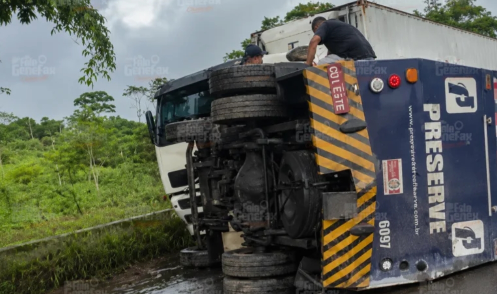 Carro-forte tomba na BR-324 em Conceição do Jacuípe e causa congestionamento