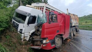 Colisão entre carretas interdita BR-324 e deixa trânsito lento em Conceição do Jacuípe